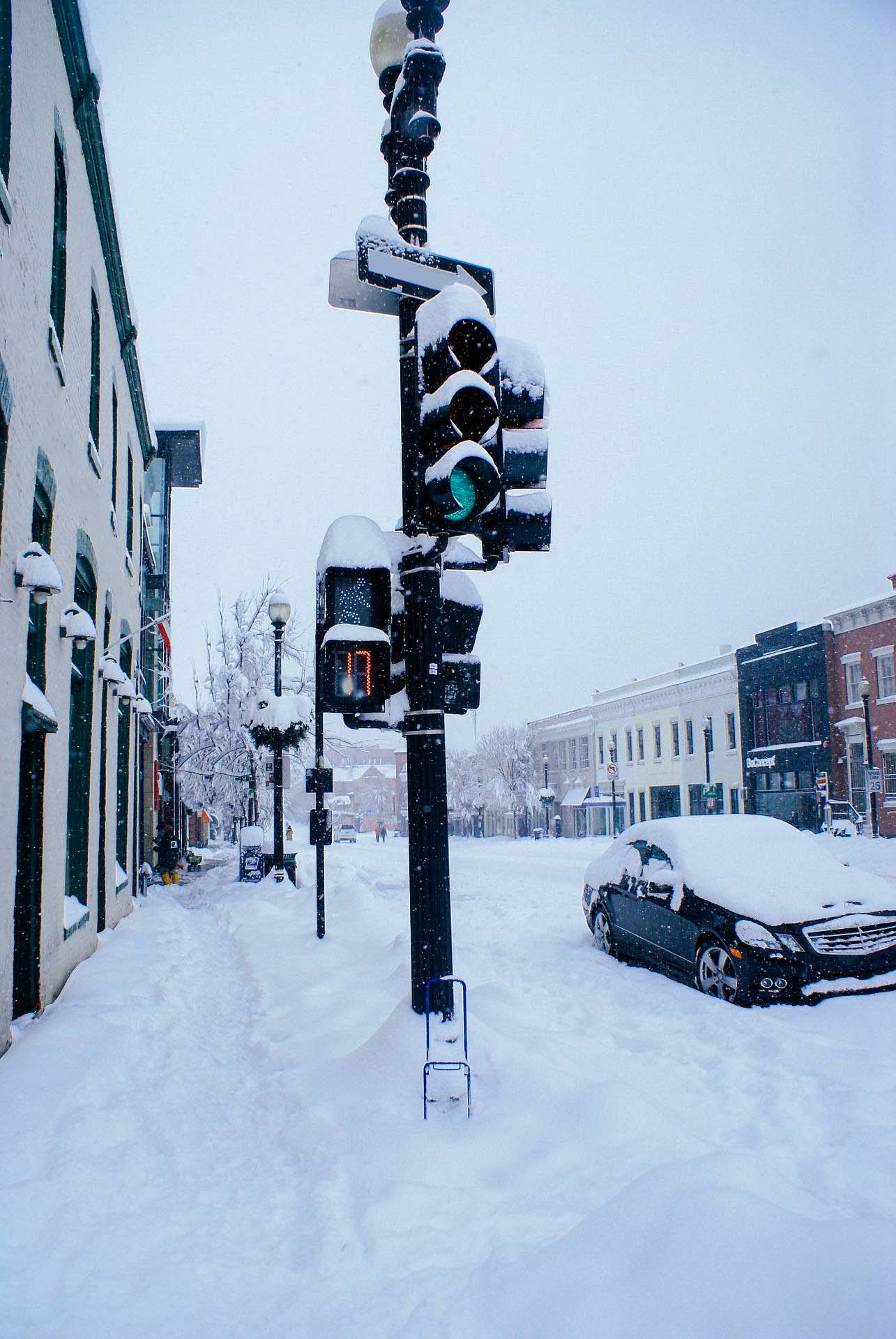 Route et trottoir sous la neige